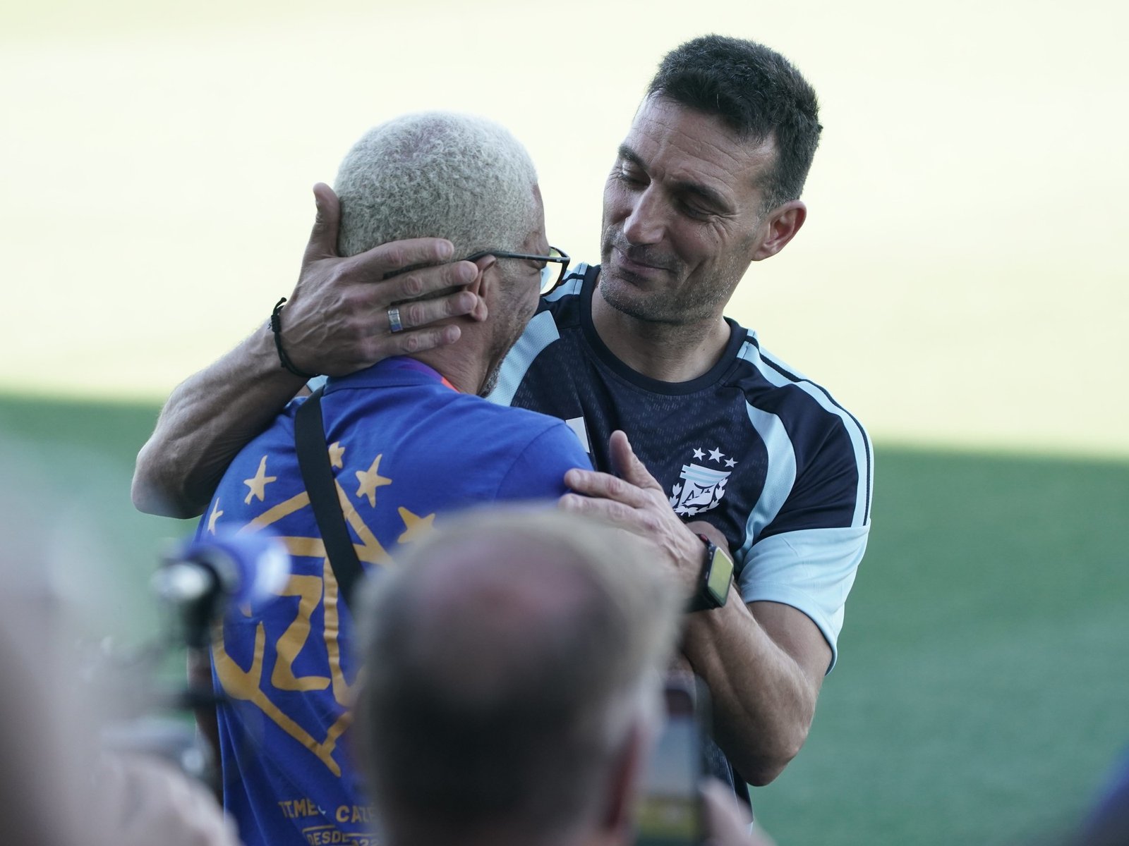 quién es el ex crack brasileño que saludó a Lionel Scaloni antes de la práctica de la Selección
