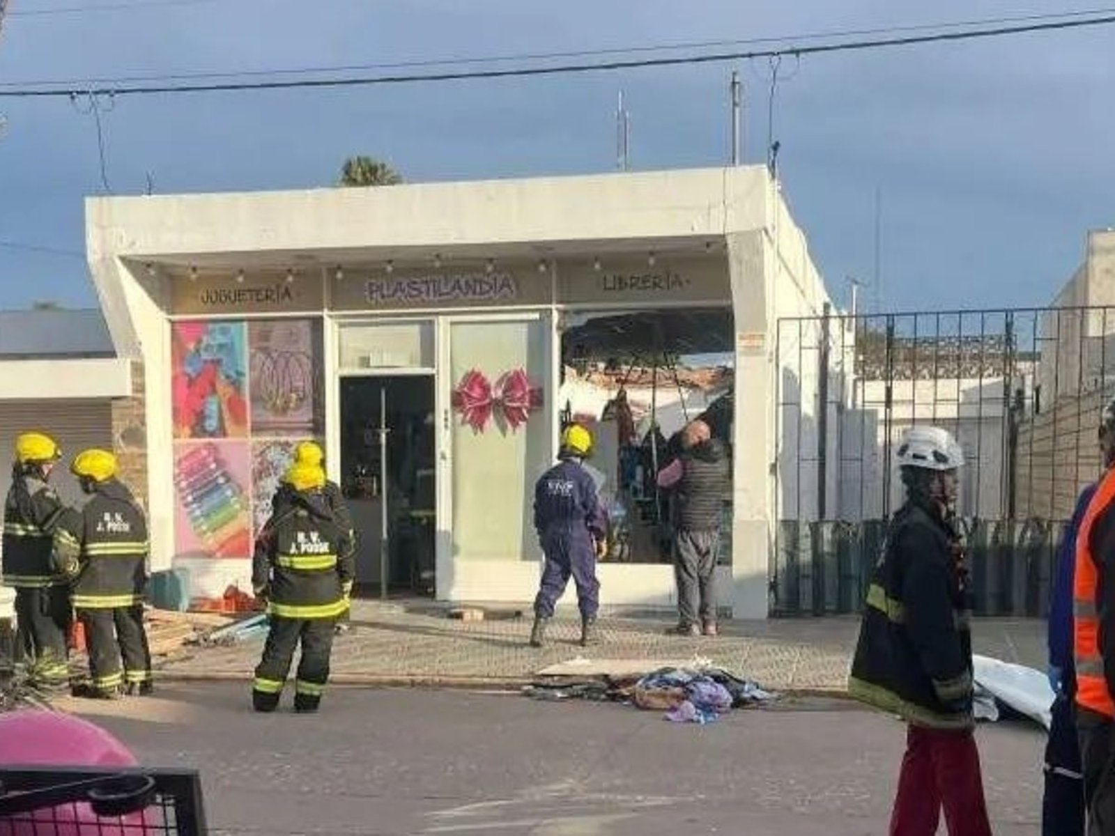 se derrumbó el techo de una juguetería y murió un hombre que realizaba trabajos de plomería