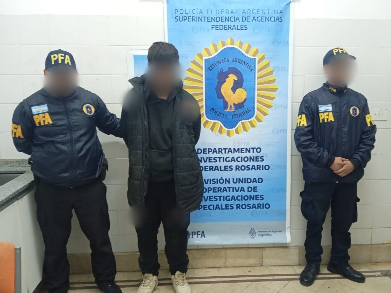 tenían tres armas, más de 150 balas y ropa con aparentes manchas de sangre