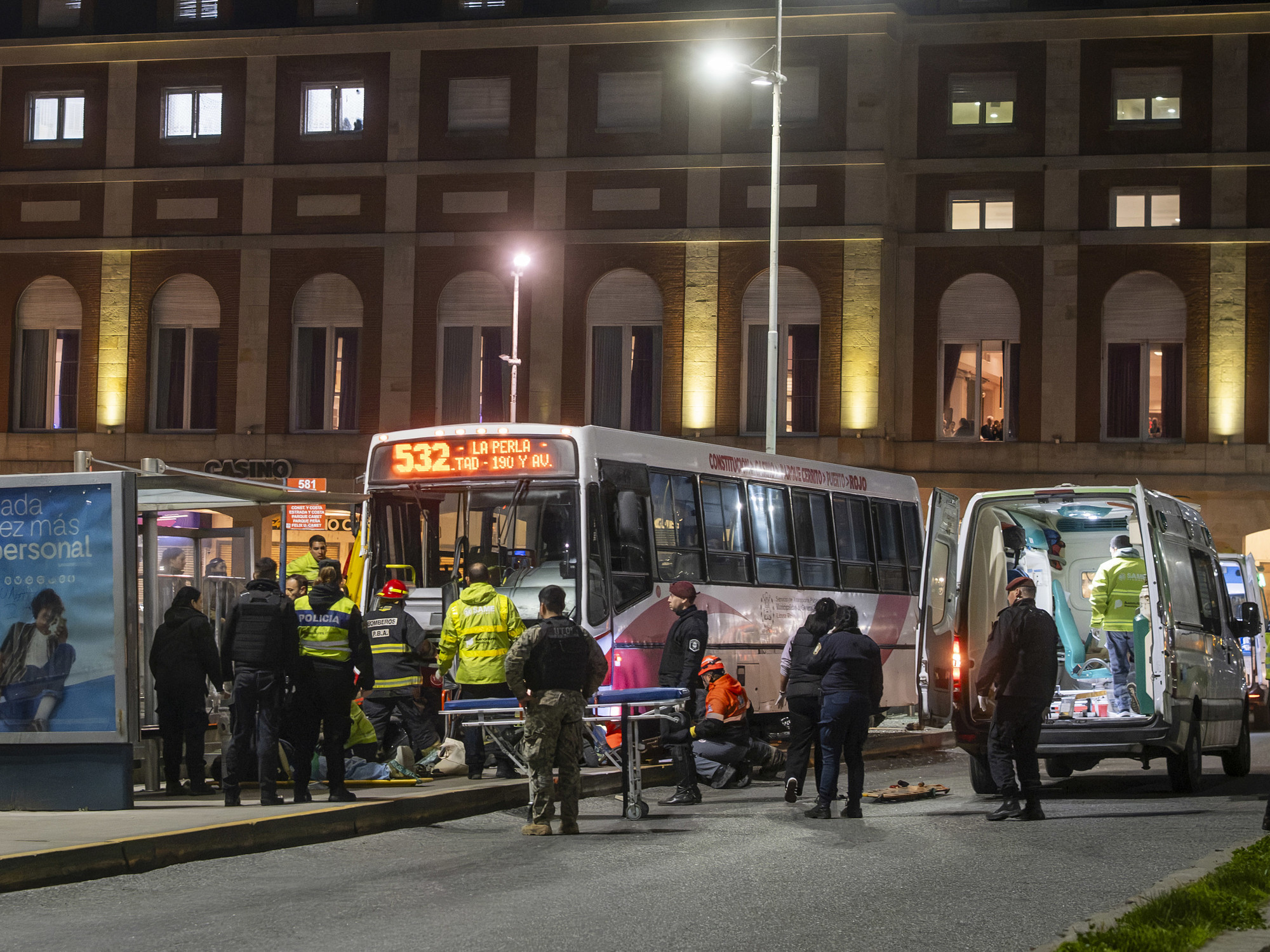 un colectivo perdió el control y los arrolló en la parada