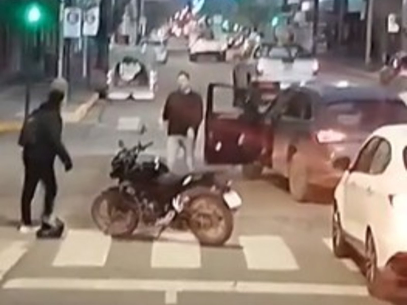 un conductor se bajó de su auto sin poner el freno de mano para pelear con un motociclista y embistió al coche de atrás