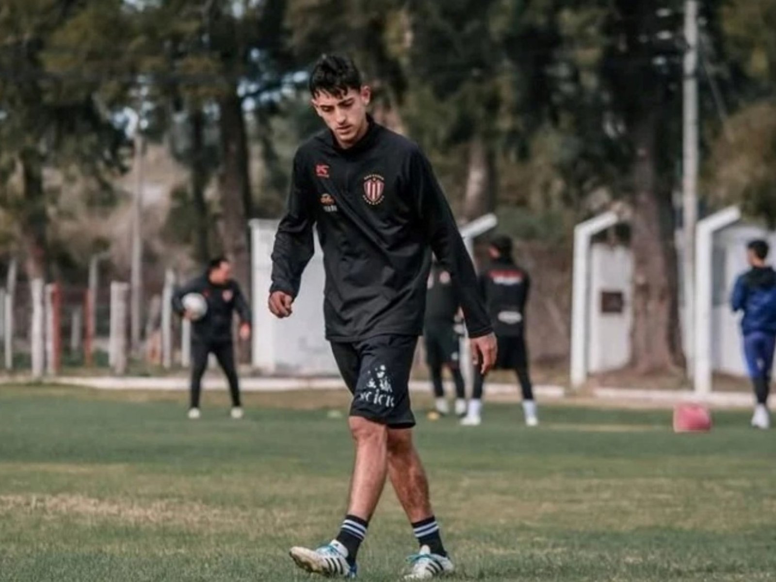un futbolista de 22 años sufrió un ACV tras un partido y lucha por su vida