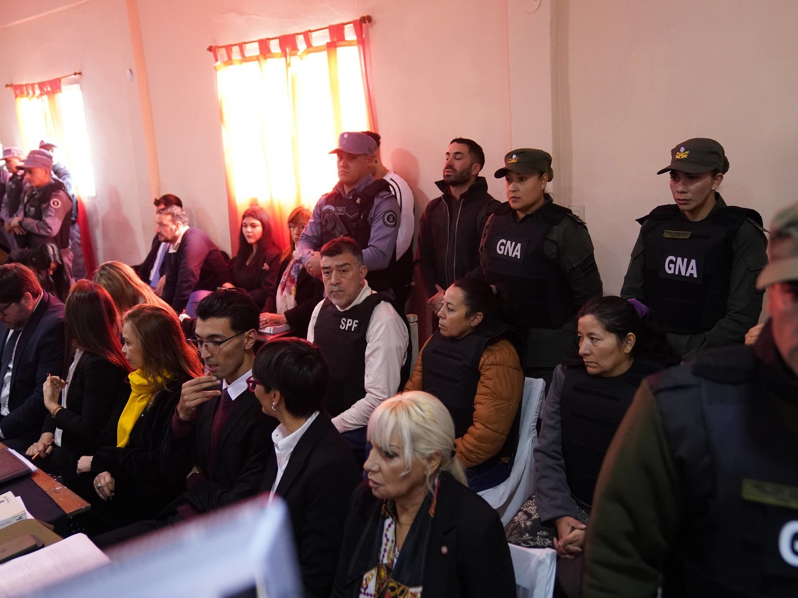uno de los acusados no se presentó a la primera audiencia y el tribunal ordenó detenerlo por rebeldía
