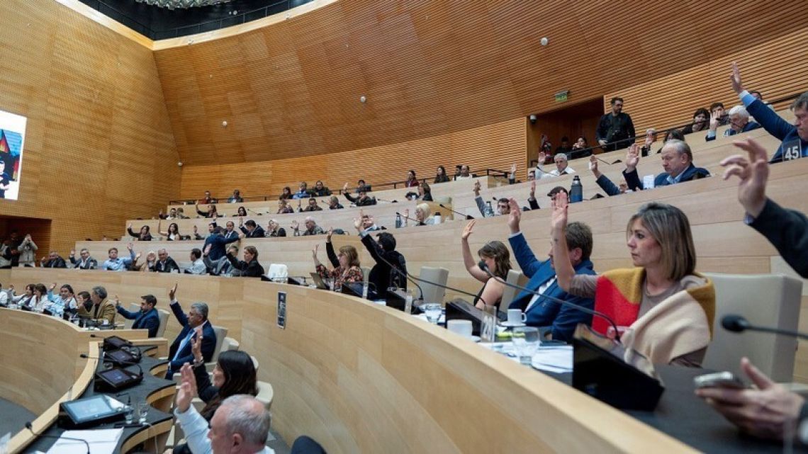¿Sesión en paz?: la Unicameral abre una tregua con dos leyes de consenso y el silencio por el caso Adorni