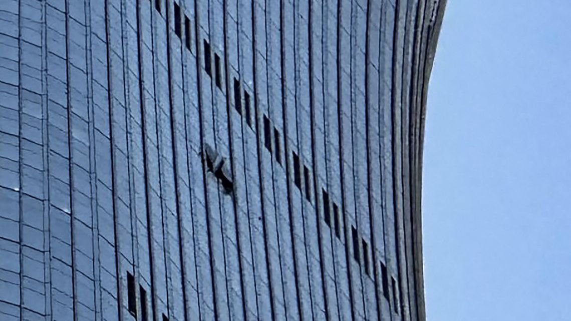 ¿Suicidio o accidente? Investigan en China el caso del avión que se estrelló contra el edificio más alto de Beijing