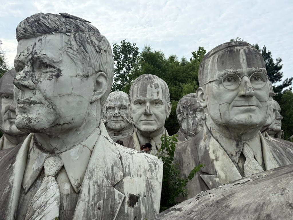 Desde la izquierda, cabezas de John F. Kennedy, Calvin Coolidge y Harry Truman en la atracción turística de The Presidents Heads, en Croaker (Virginia), durante una visita el sábado 27 de junio.