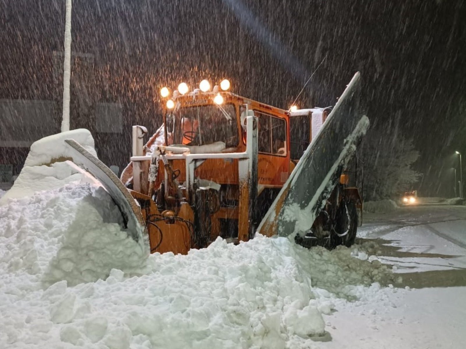 3 metros de nieve acumulada, decenas de personas rescatadas y más de 500 camiones frenados en el paso Cristo Redentor