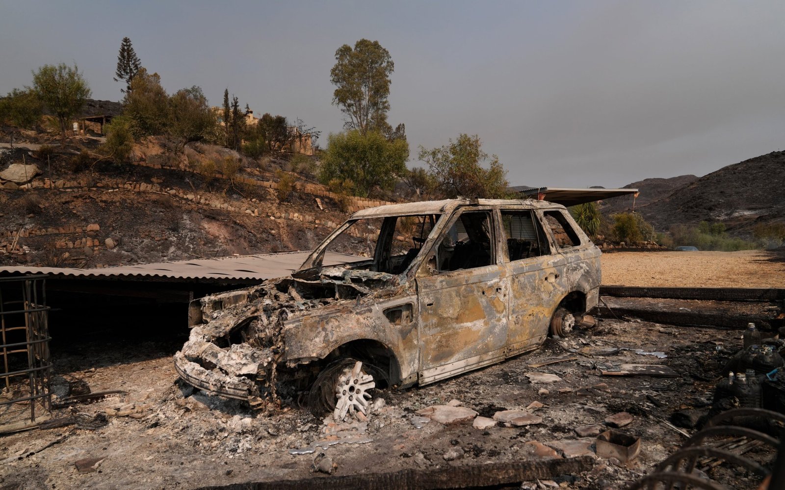 Coche calcinado por el fuego en Los Gallardos, Almeria.