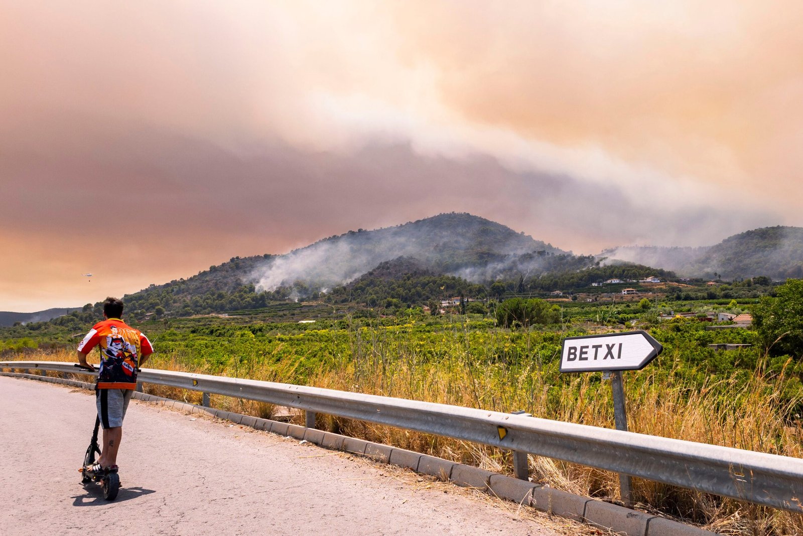 Vista desde Betxí (Castellón) del incendio que afecta a la provincia, este domingo.
