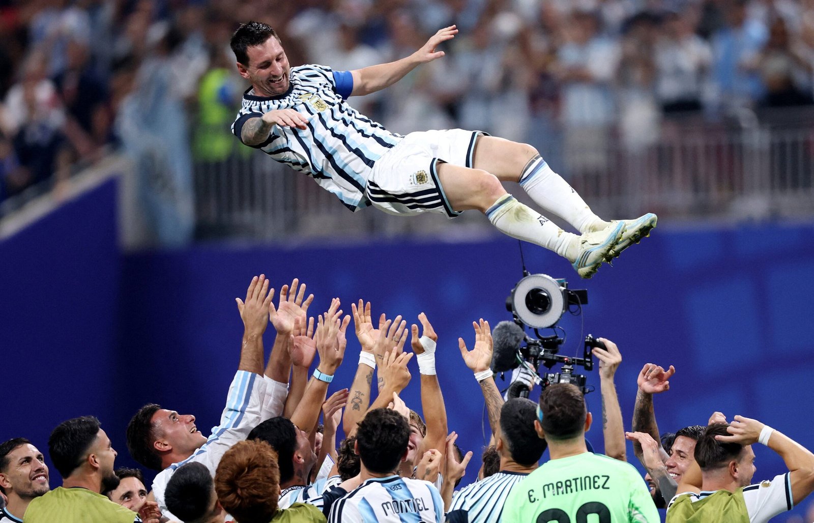 Argentina se levanta de la muerte y remonta a Egipto con tres goles en 15 minutos