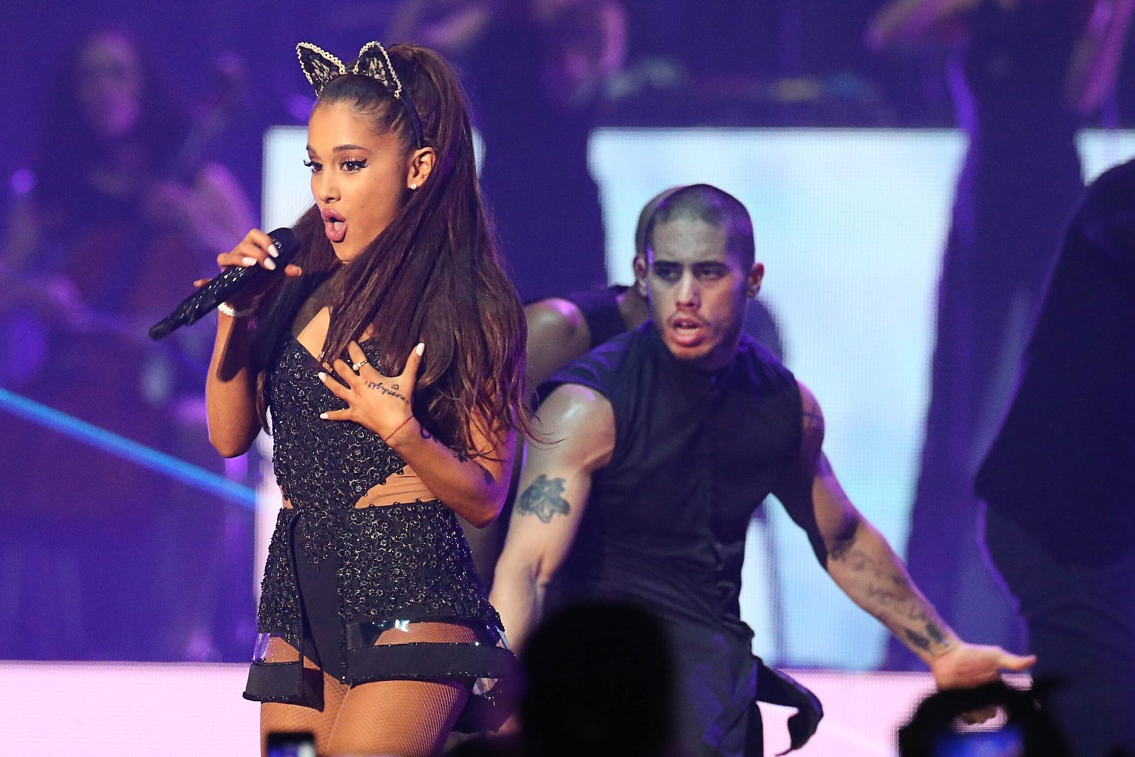 Ariana Grande se da una segunda oportunidad con su ex de hace una década, Ricky Álvarez, un mes después de romper con Ethan Slater