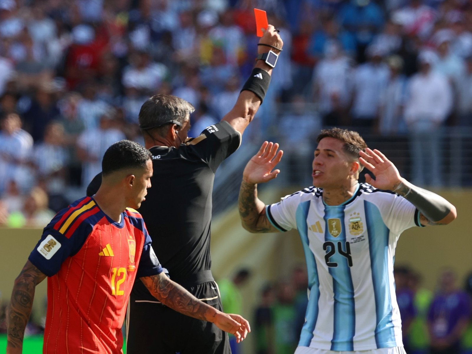 Así fue la roja a Enzo Fernández que dejó con diez a la Selección Argentina en la final frente a España