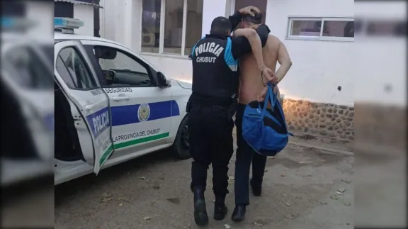 Atacó un auto sobre la Avenida Yrigoyen, escapó a pie y la policía lo detuvo a las pocas cuadras