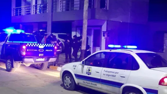 Ataque a tiros contra un vehículo en el medio de un barrio
