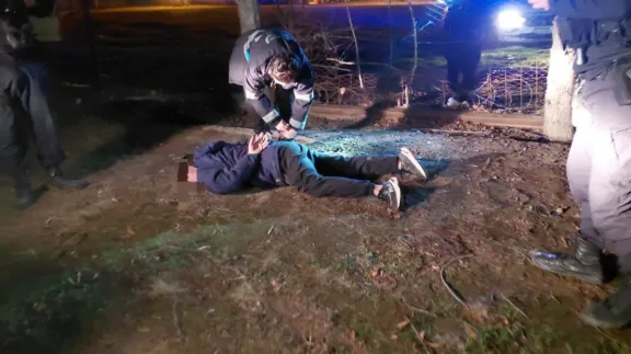 Atrapan a ladrón llevándose de una distribuidora de gas una garrafa de 15 kilos