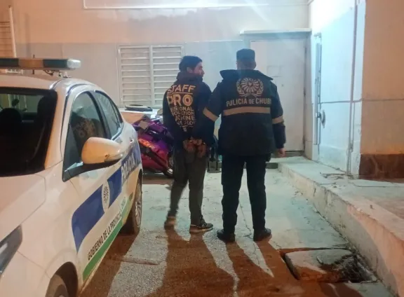 Atrapó a un ladrón in fraganti y se trenzaron en una pelea