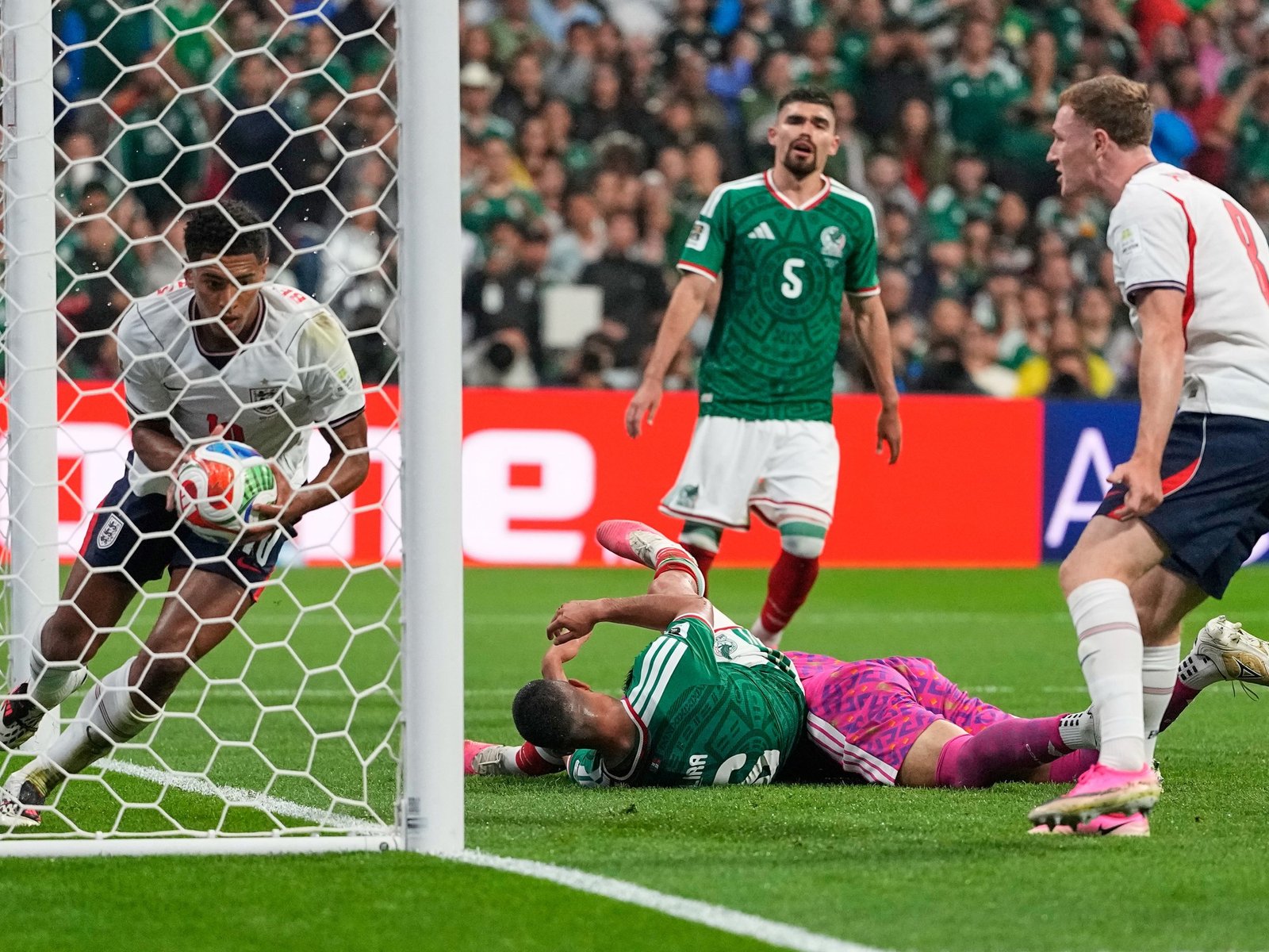 Bellingham anotó por duplicado y dejó mudo al Estadio Azteca