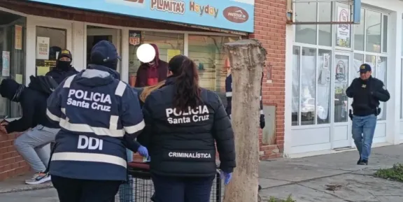 Buscaban armas de fuego tras una balacera en Puerto Deseado y en el allanamiento encontraron drogas