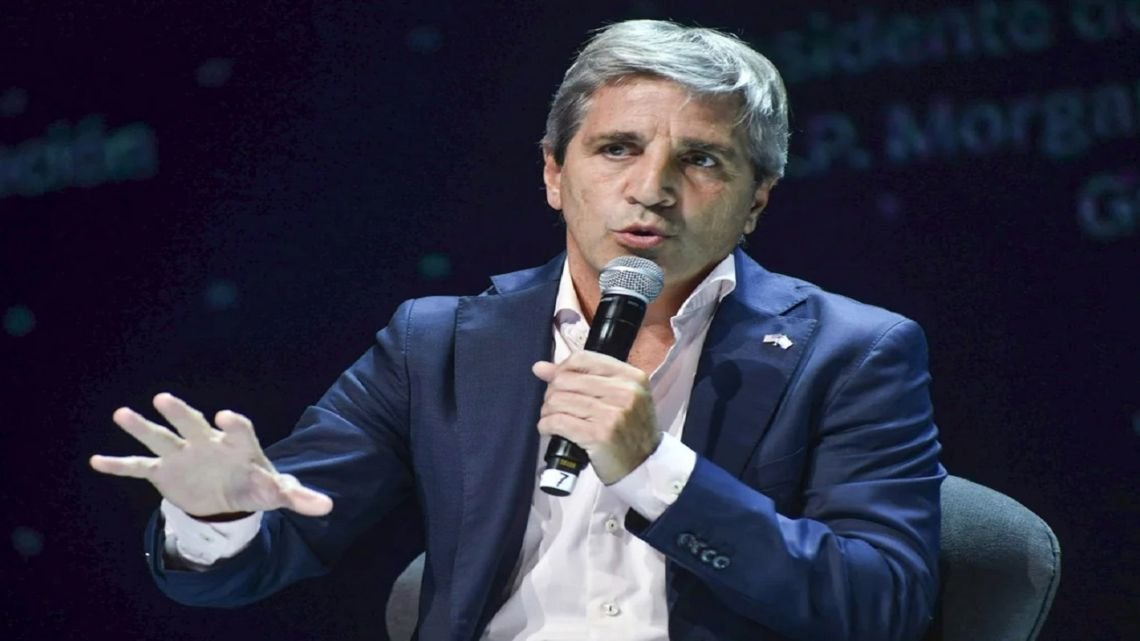 Caputo recibe a contadores y define si posterga Ganancias antes de enviar la ley de Inocencia Fiscal