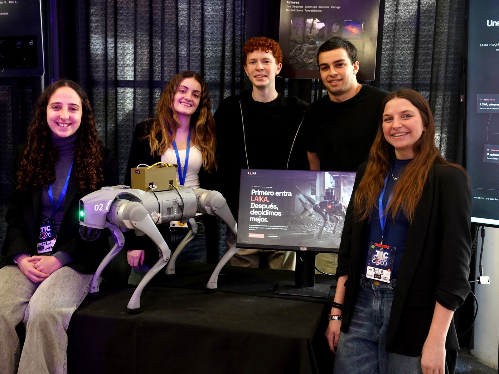 Chicos de 17 años y crearon un robot con forma de perro que puede salvar vidas en incendios y derrumbes