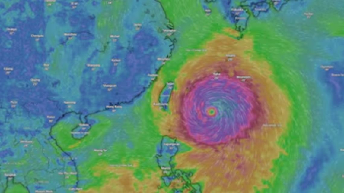 China intensifica las medidas de emergencia por el avance del tifón Bavi mientras Taiwán sufre masivos cortes de luz