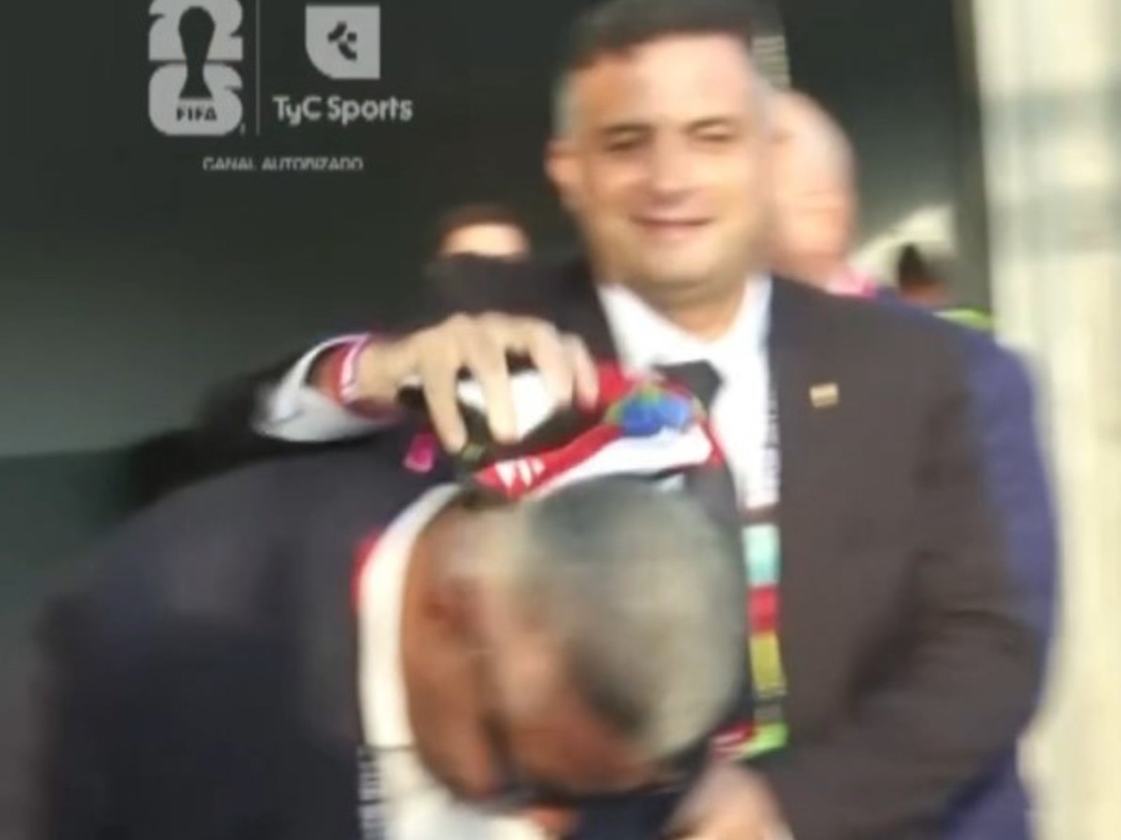 Chiqui Tapia se hizo secar la nuca en vivo por Luciano Nakis mientras Messi daba una nota tras el histórico triunfo sobre Inglaterra