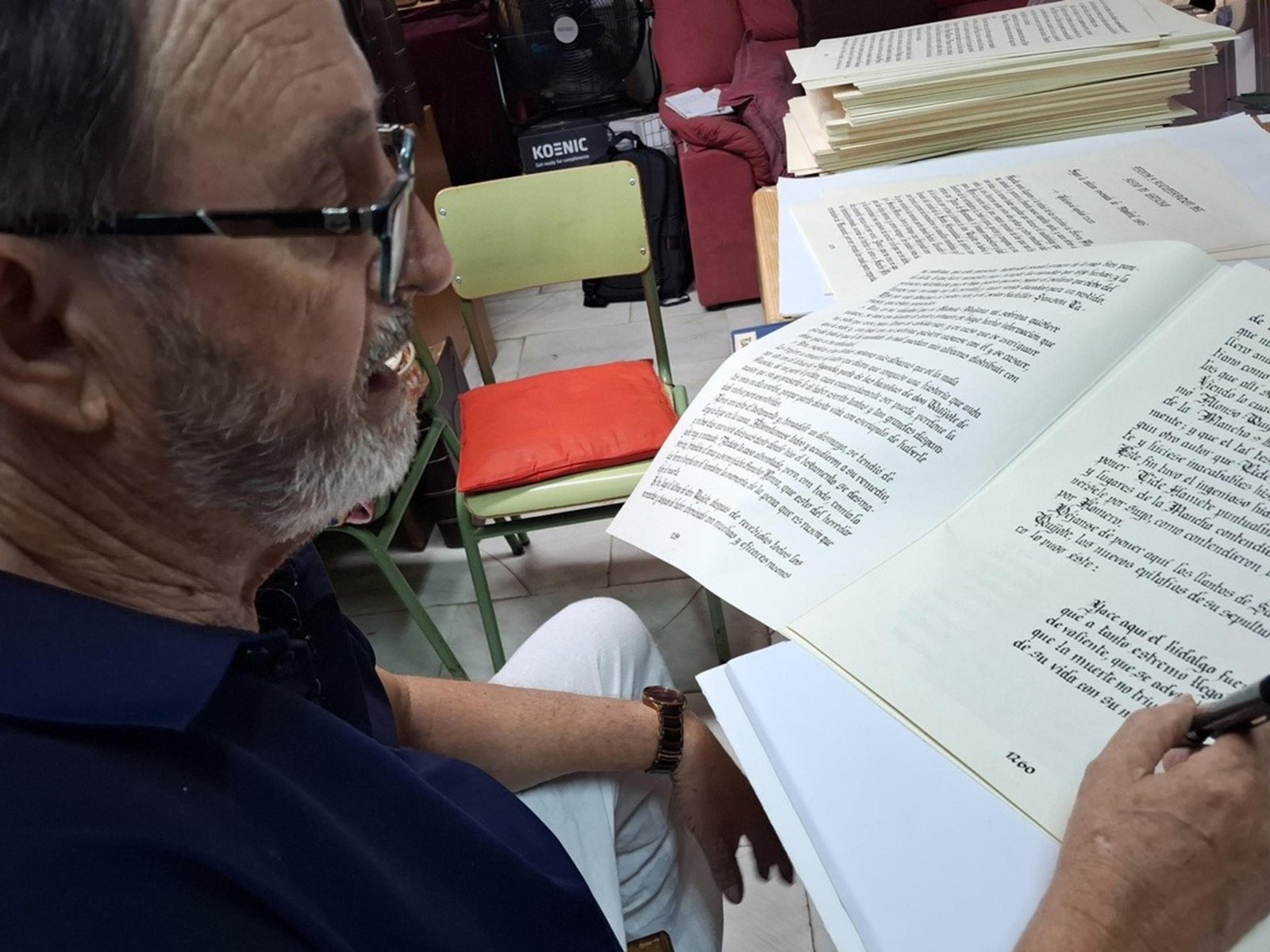 Copió el Quijote a mano durante casi siete años y creó un libro único de 20 kilos