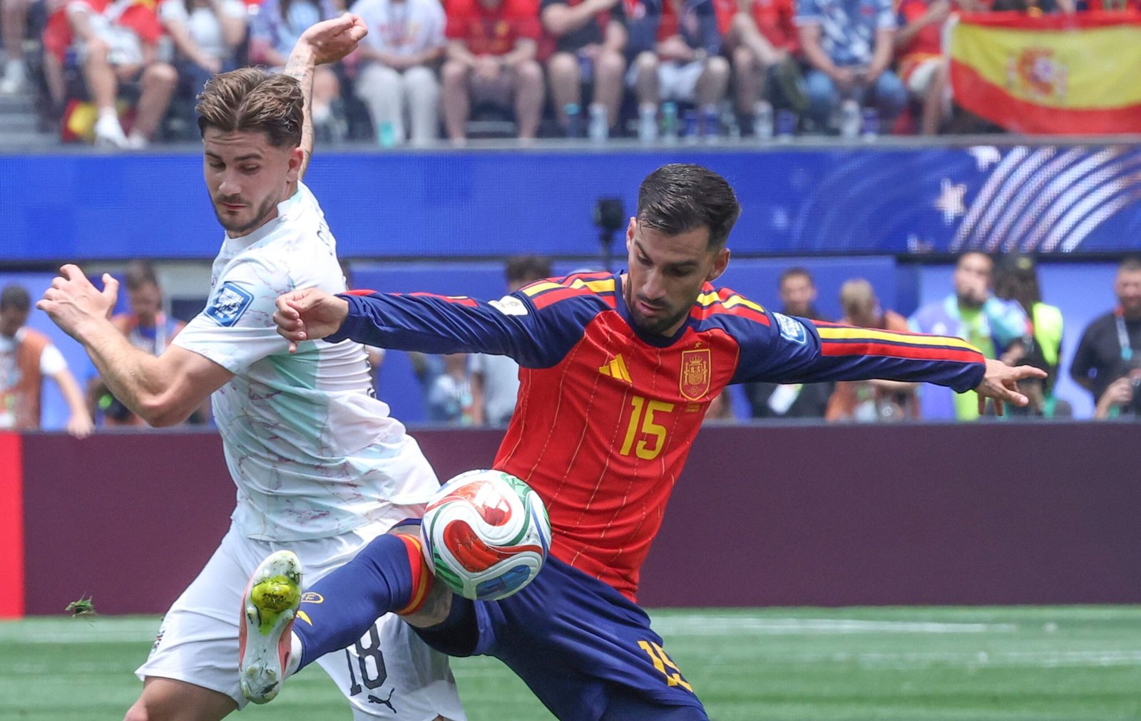 Baena, disputa un balón contra Romano Schmid en el duelo ante Austria, el jueves.