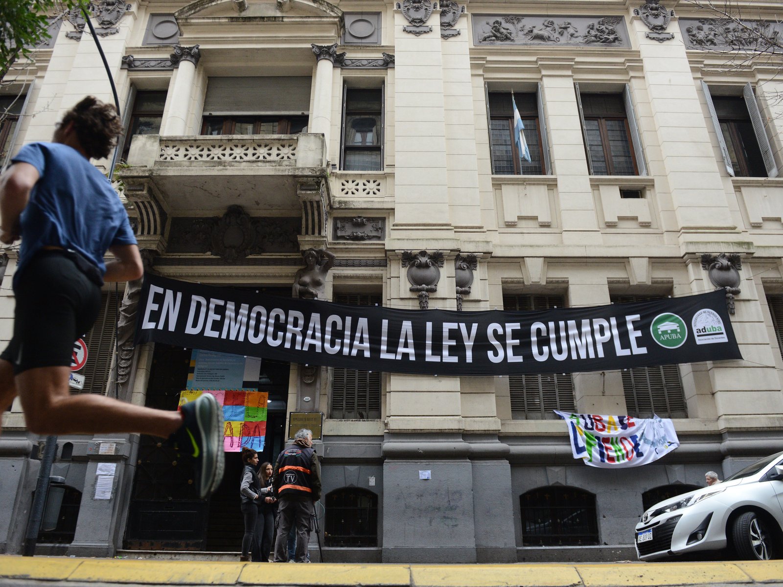Denuncian a alumnos de colegios de la UBA por "desnudar" a sus compañeras con IA y vender las fotos