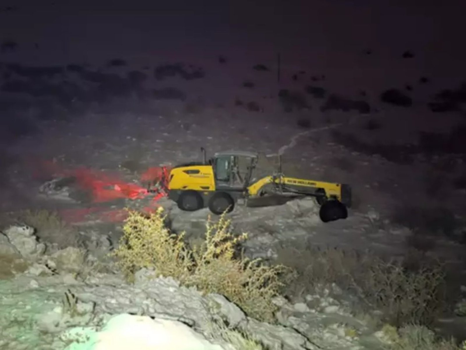 Despejaba una ruta tras el temporal de nieve en el Sur, desbarrancó con la motoniveladora desde 50 metros de altura y murió
