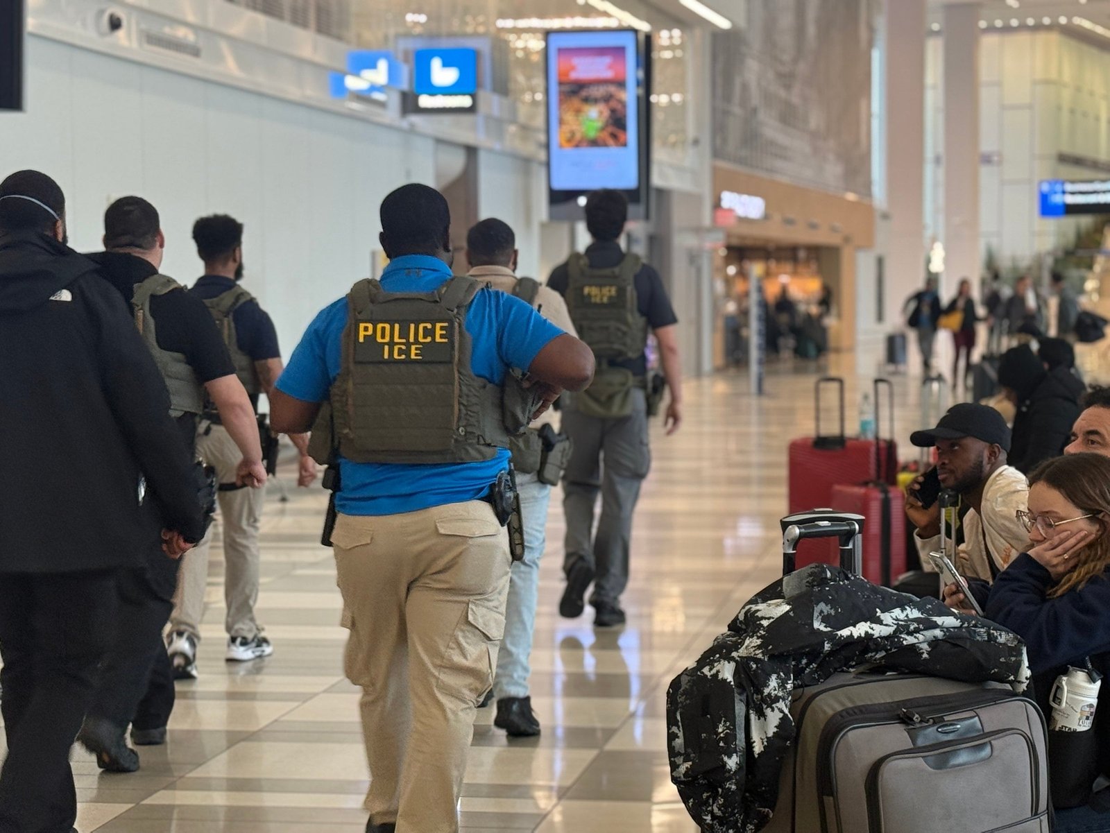 Detener migrantes indocumentados en los aeropuertos, el nuevo frente de la ofensiva migratoria de Trump
