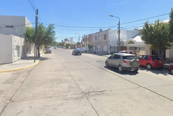Detienen a sospechoso en el Centro de Rawson a contramano en moto y armado