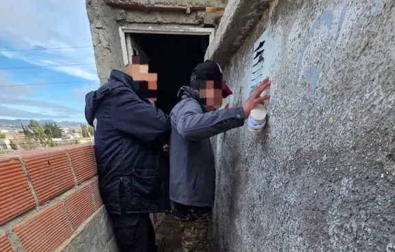 Detuvieron a un hombre por pegarle y arrojarle aceite caliente a su pareja en el rostro