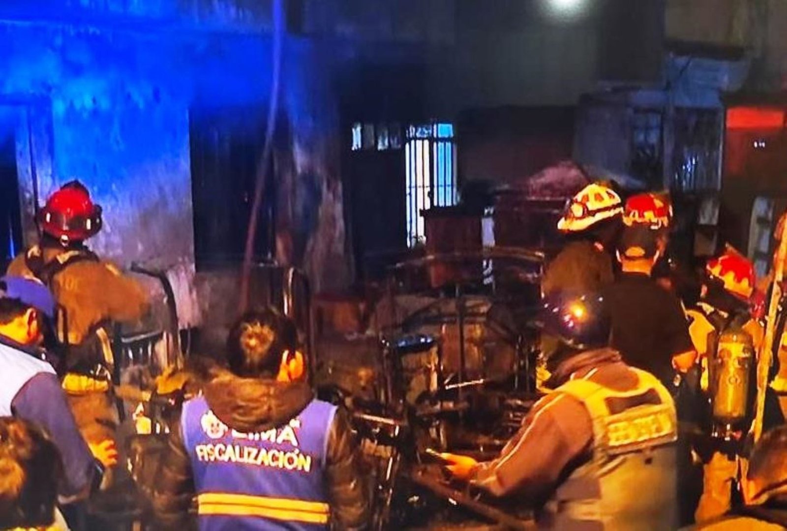 Diez miembros de una familia mueren en un incendio en Lima vinculado a la extorsión que pone a prueba los compromisos en seguridad de Fujimori