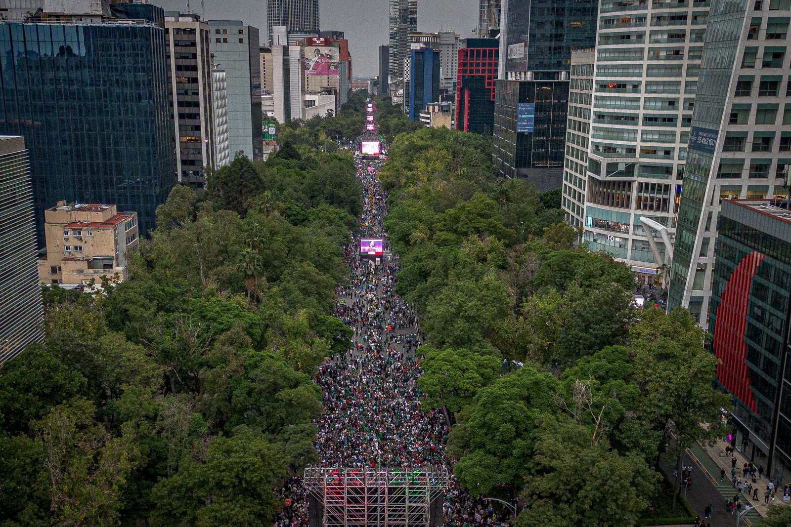 Miles de aficionados miran el partido en el Ángel de la Independencia.