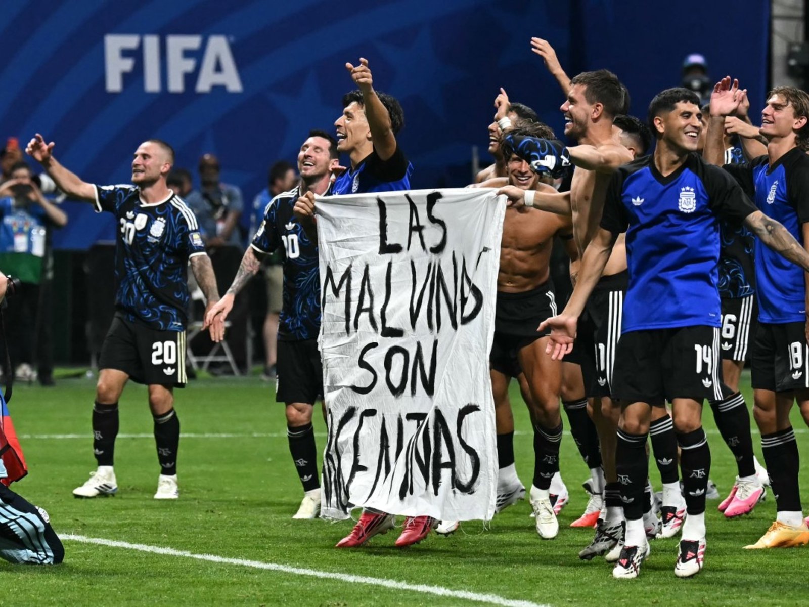 El Comité Disciplinario de la FIFA abrió un expediente contra Argentina por la bandera de Malvinas y los incidentes en la final