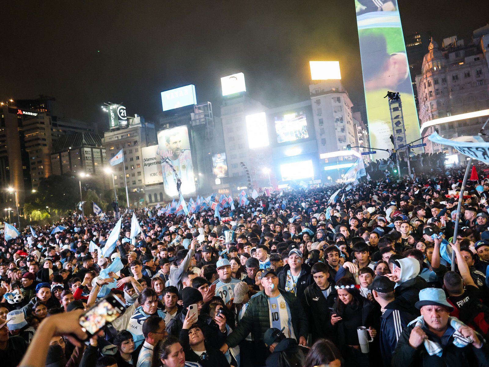 El Obelisco se llenó de gente a pesar de la derrota de Argentina, el frío y la lluvia: «Orgullosos de ellos»