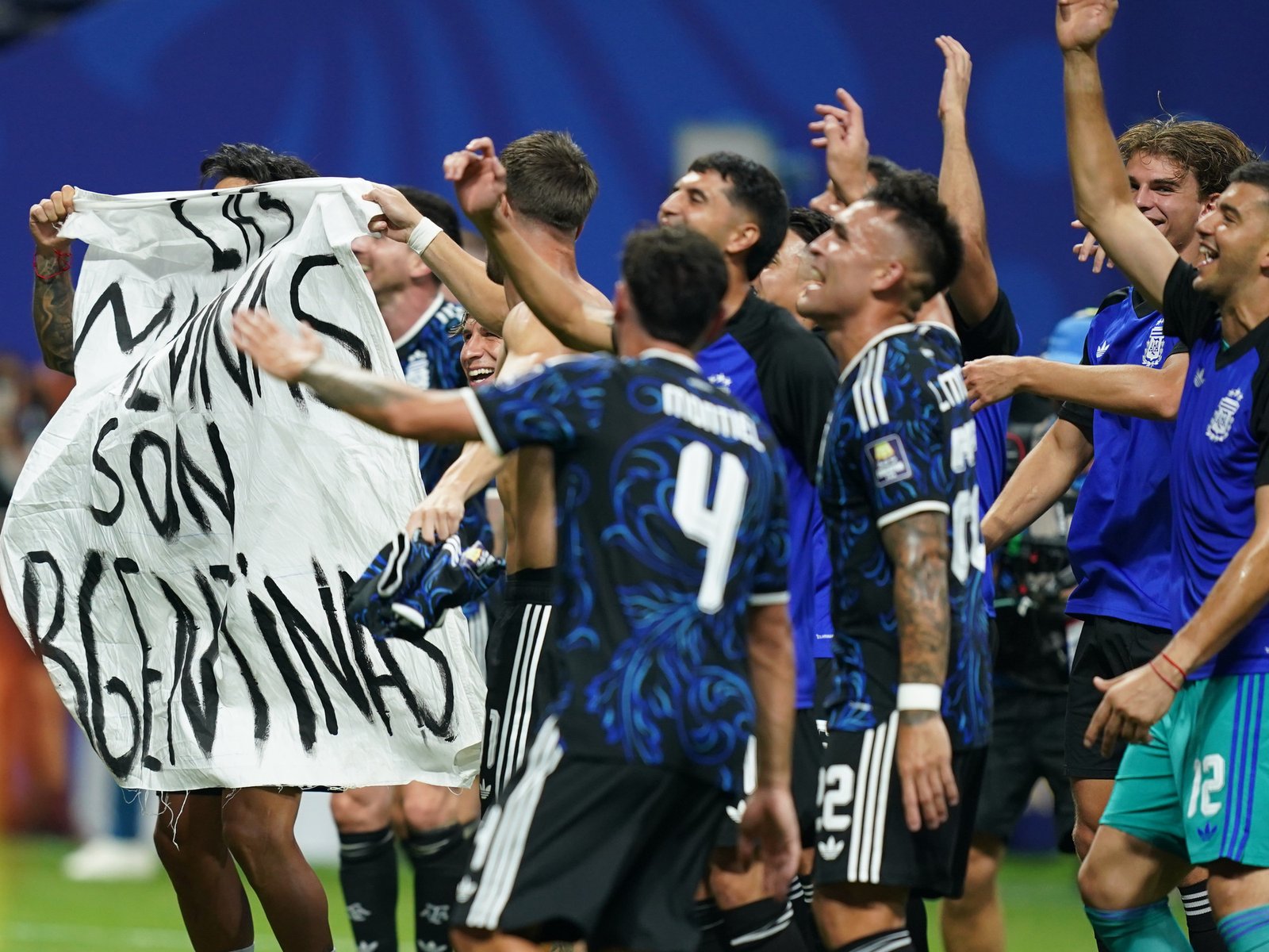 El detrás de escena de la bandera de "Malvinas argentinas" a los jugadores de la Scaloneta y la reivindicación de Tagliafico: "Más que decir, hacer"