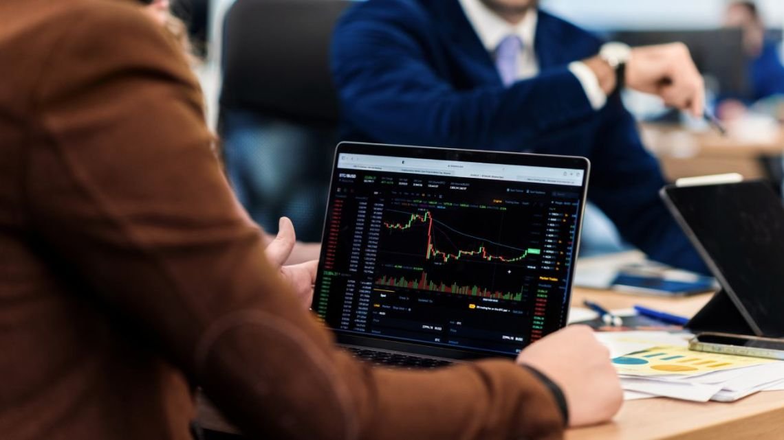 El dólar oficial se mantiene estable y el mercado opera a la baja en el arranque de semana
