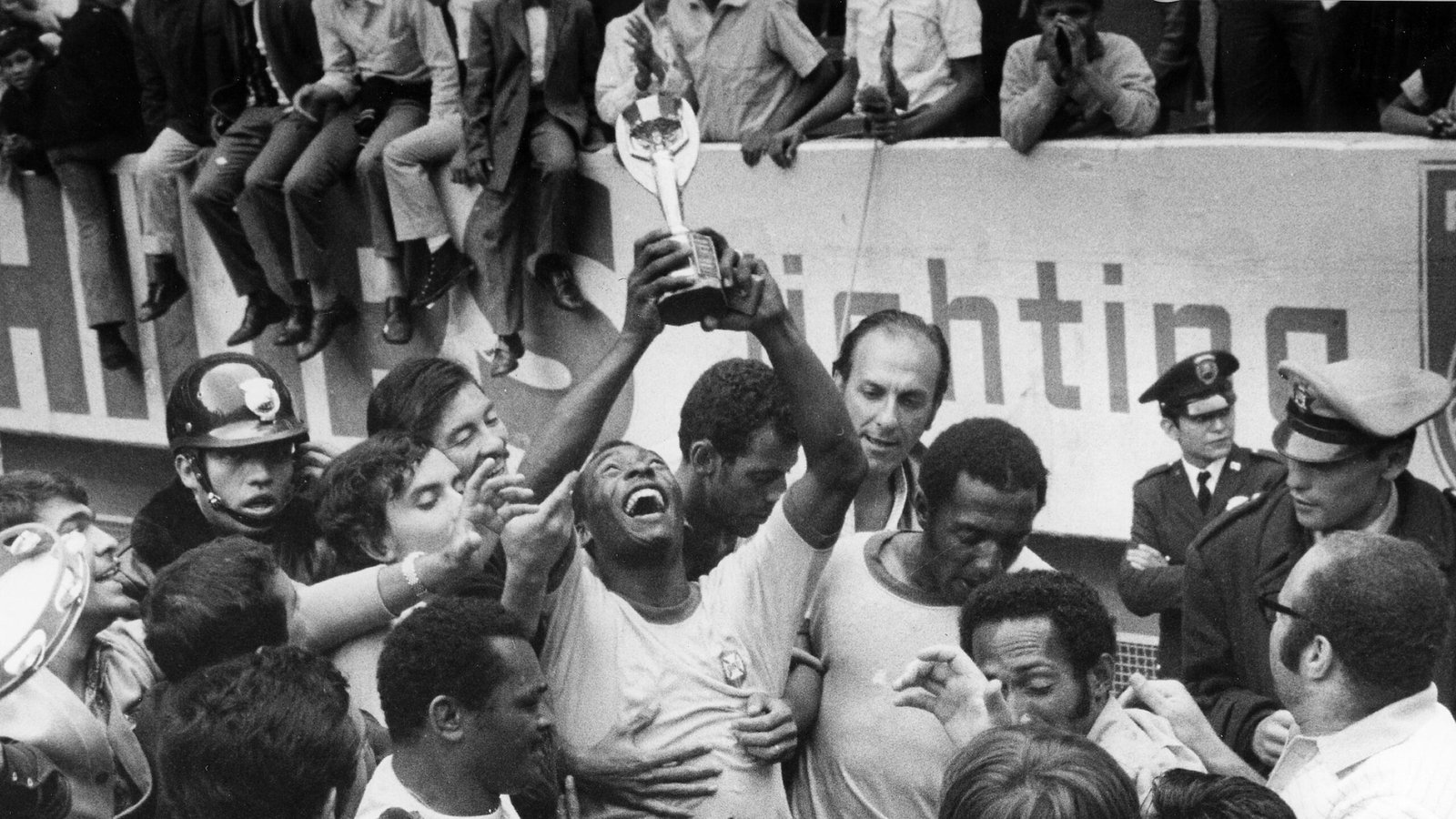 El hombre récord: a qué edad se retiraron las estrellas mundialistas que precedieron a Messi