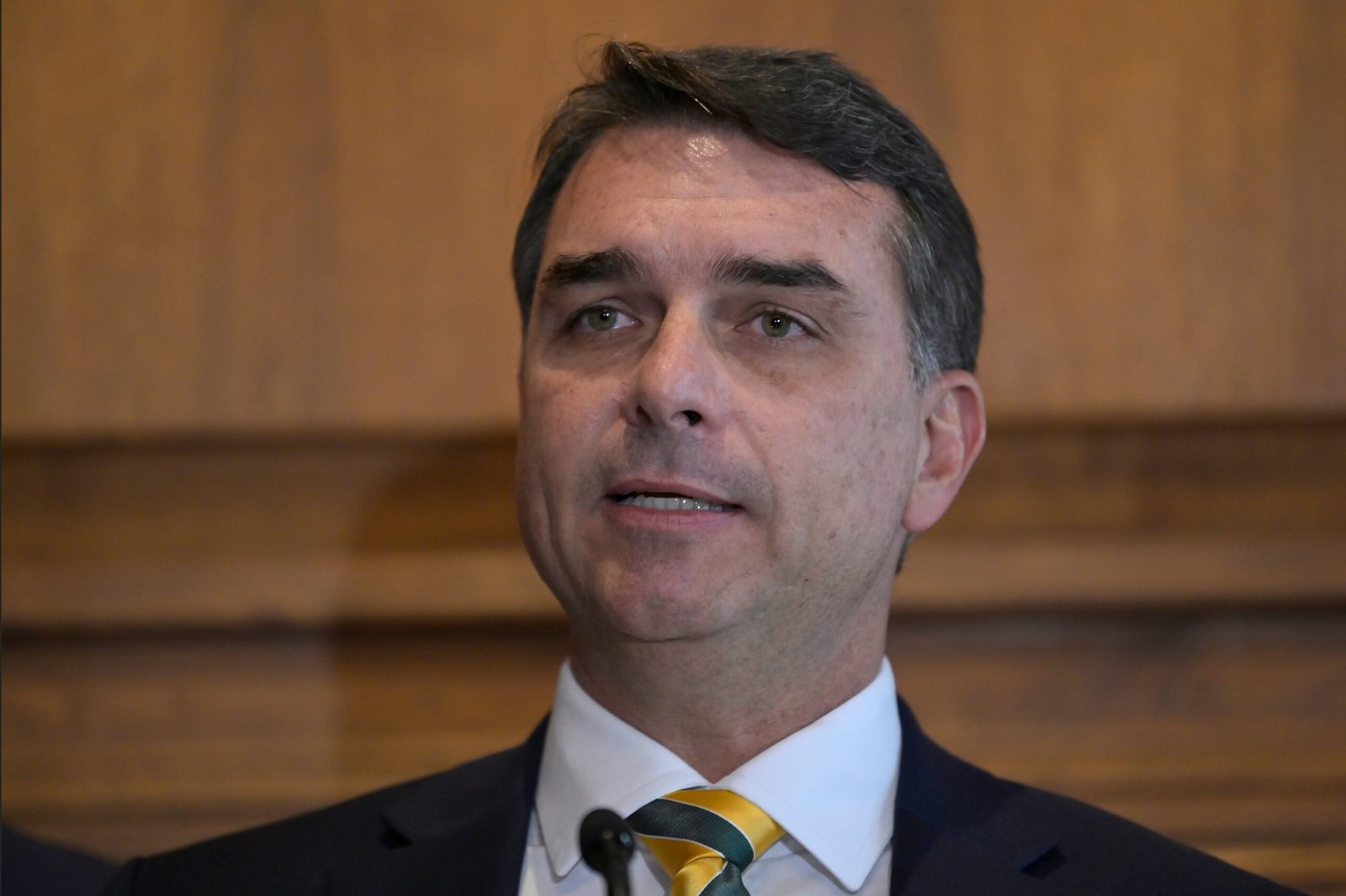 El juez prohíbe que Flávio Bolsonaro visite a su padre durante la campaña electoral