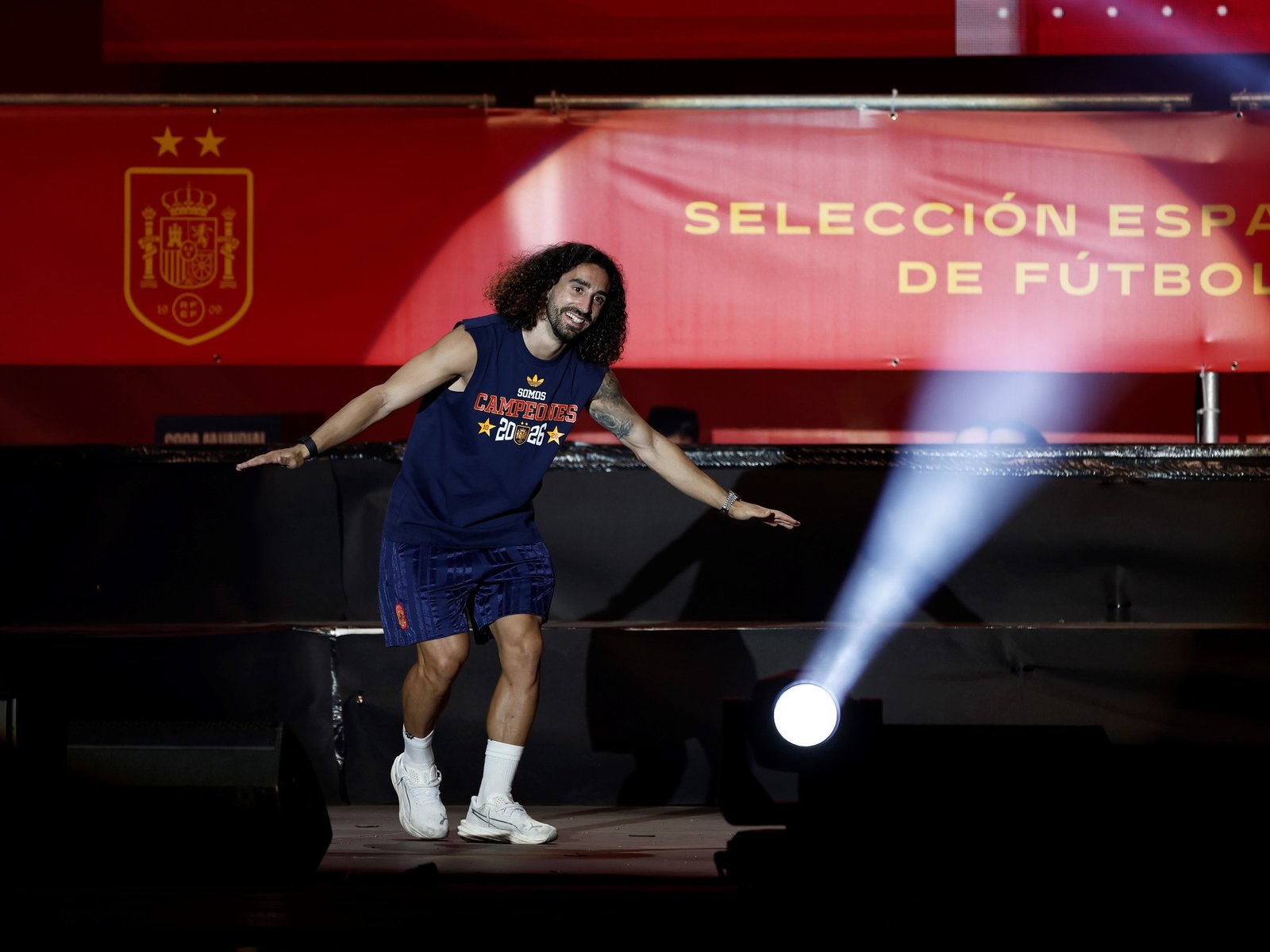 El jugador con la gorra de Trump, la chicana contra Paredes y la inesperada promesa de Cucurella, todo lo que no se vio de los festejos de España campeón
