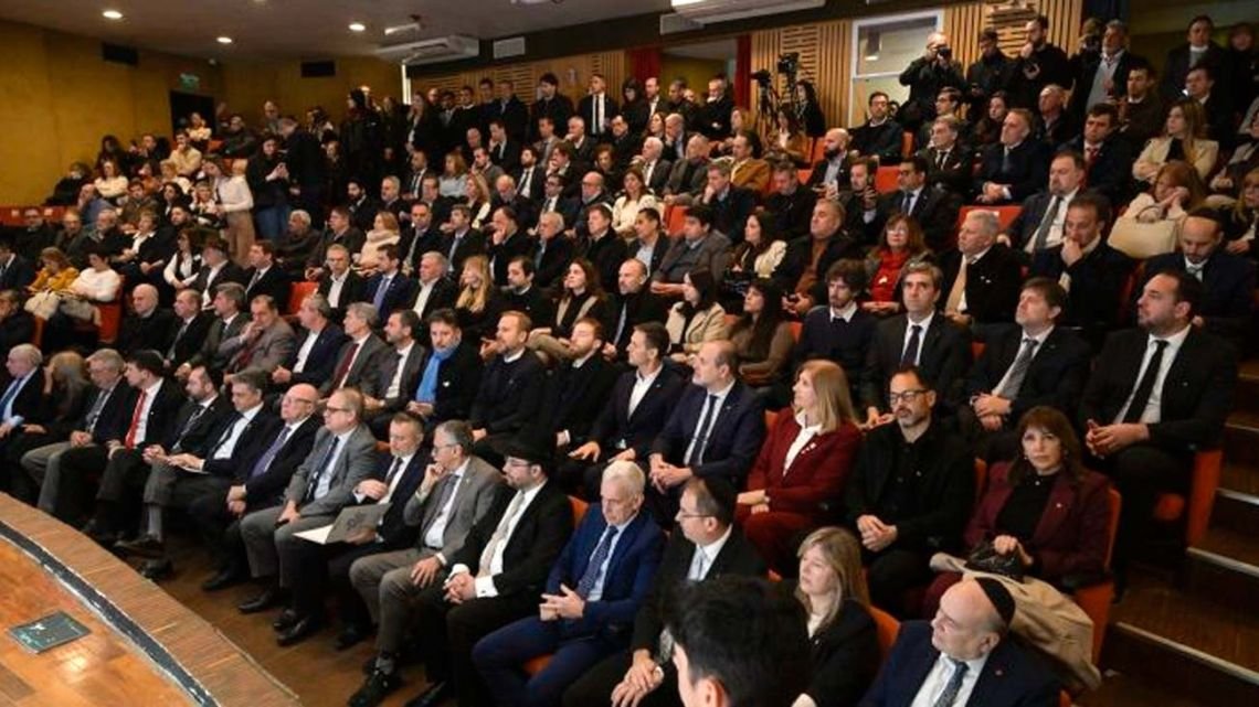 El reclamo por la AMIA rompió las fronteras: 50 intendentes sellaron un pacto federal contra la impunidad