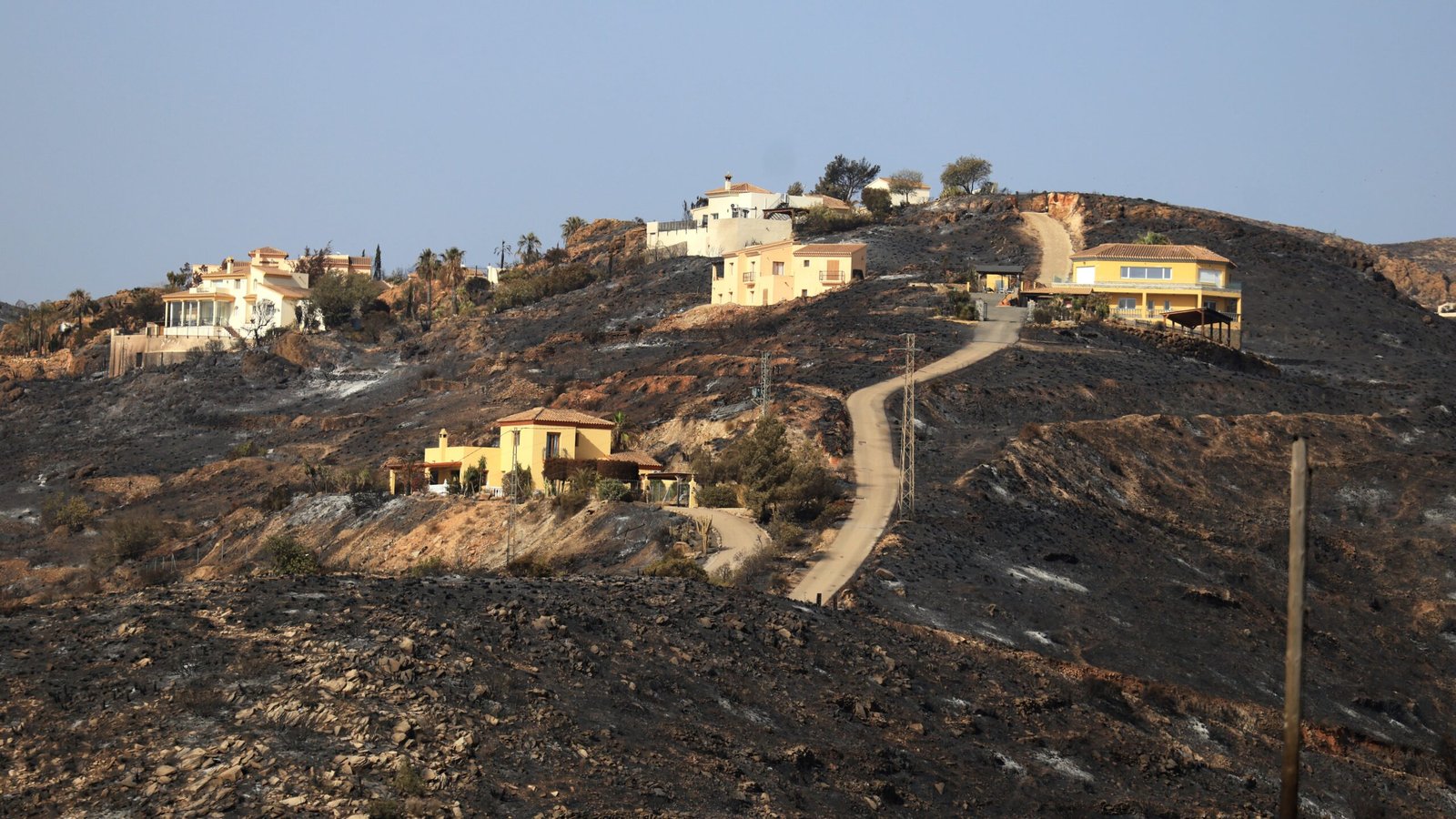 Casas afectadas por el fuego en Bédar.