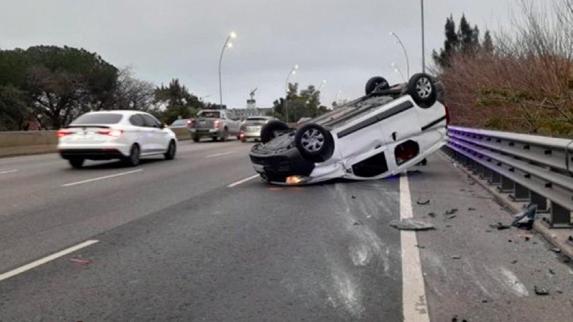 En la Avenida "General Choque" de cada finde, este domingo volcó una Kangoo
