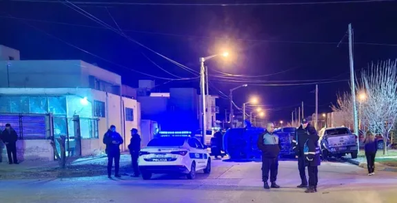 Escapó a alta velocidad, perdió el control y chocó cuatro vehículos