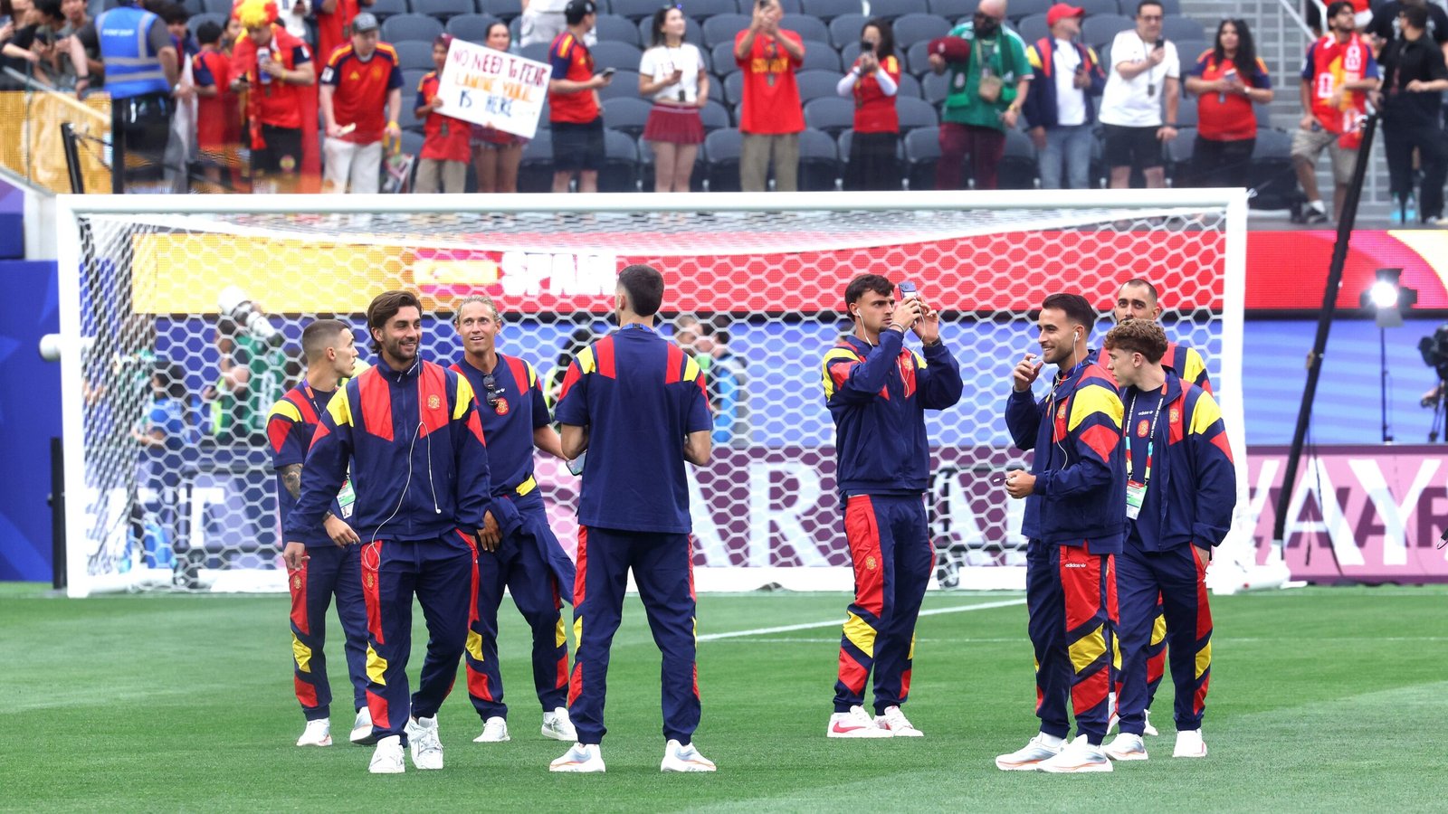 Los jugadores de España, en el SoFi Stadium de Los Ángeles antes del partido de dieciseisavos ante Austria.
