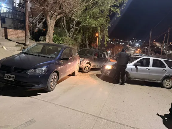 Estaba alcoholizado y embistió dos vehículos estacionados