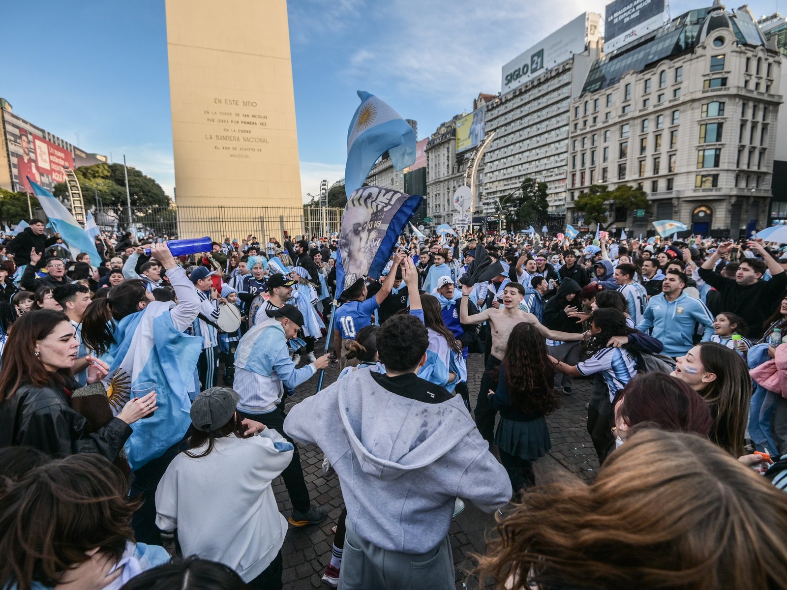 Fiesta y desahogo total en el Obelisco luego del heroico triunfo de la Selección con una ilusión que crece