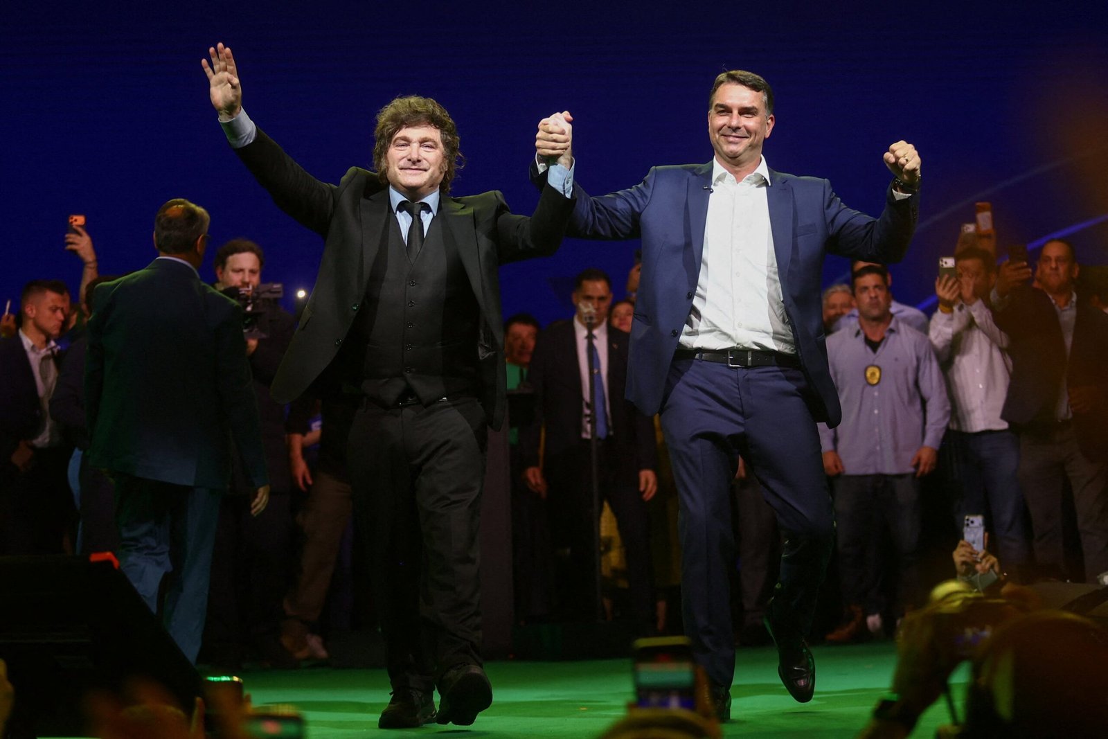 Flávio Bolsonaro se lanza a la carrera presidencial de Brasil con pocas alianzas y en el punto de mira de la justicia